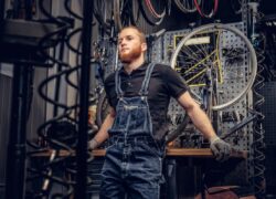 Работен гащеризон от деним – работно облекло от златно потекло